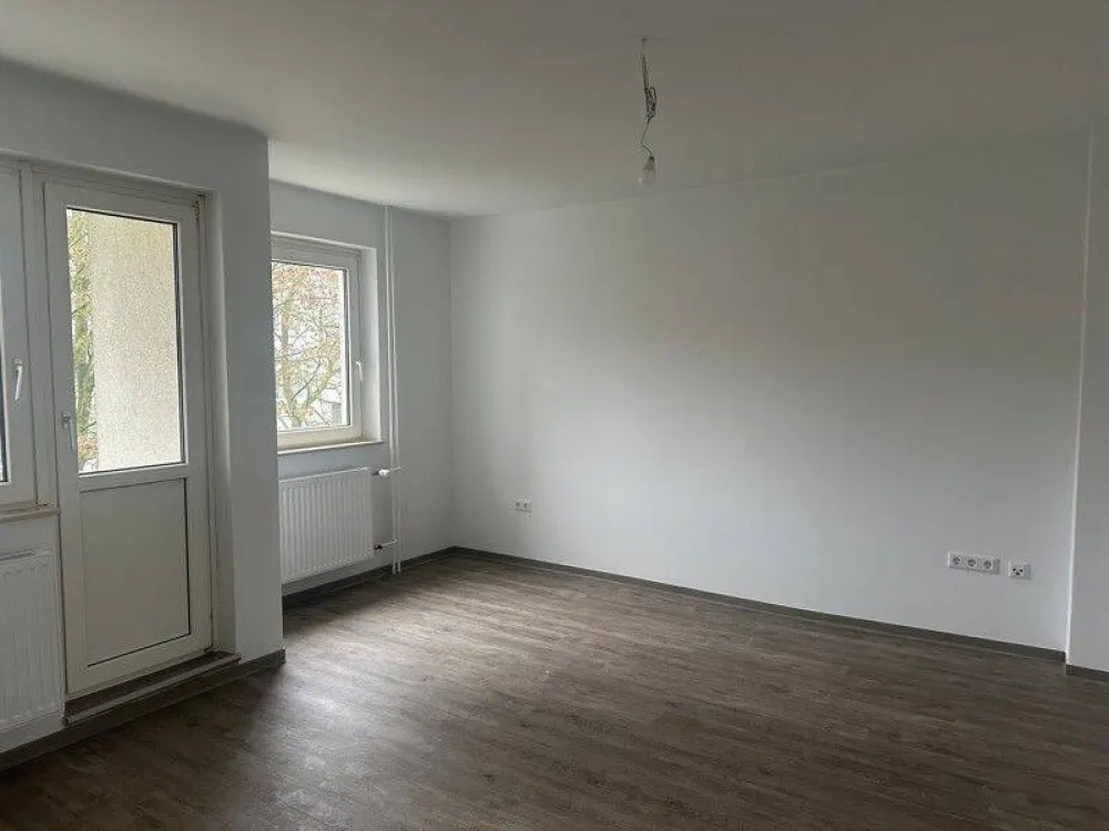 Renovated 2.5-Room Apartment with Balcony
