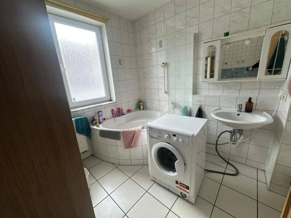 Girls' shared flat looking for new female roommate