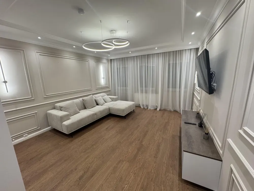 Hochwertig möblierte 2-Zimmer-Wohnung mit Balkon, Einbauschränken & elektrischen Rollläden