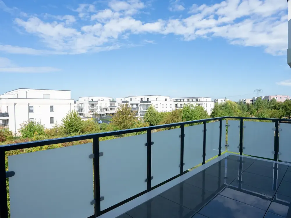 Erstbezug: 2 Zimmer mit Einbauküche, großem Balkon & Tiefgarage