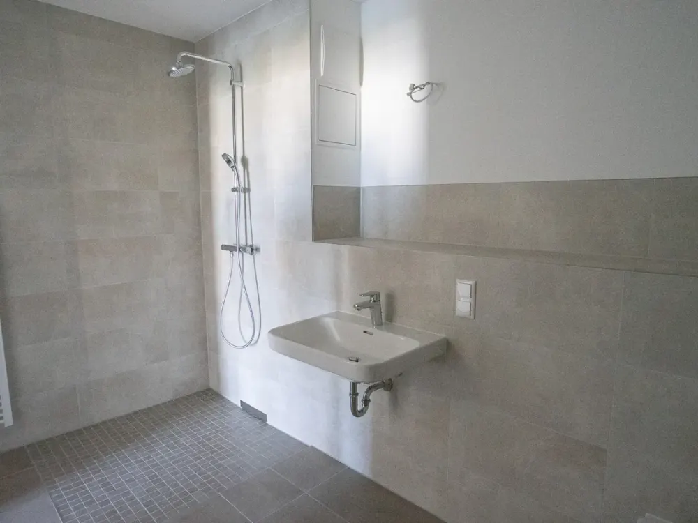 Erstbezug: 2 Zimmer mit Einbauküche, großem Balkon & Tiefgarage