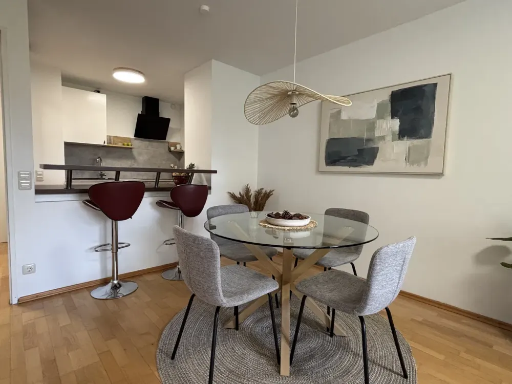 Modern, fully furnished 2-room apartment with large loggia in central location