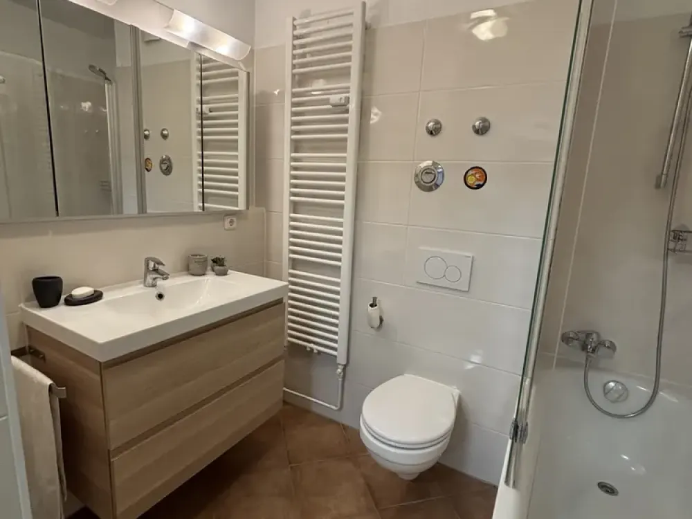 Modern, fully furnished 2-room apartment with large loggia in central location
