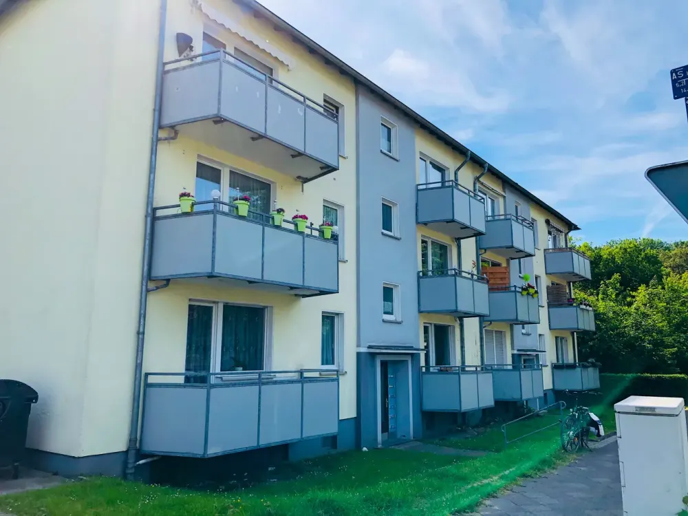 *frisch renovierte 3,5 Zimmer Wohnung mit Balkon in Hofstede*