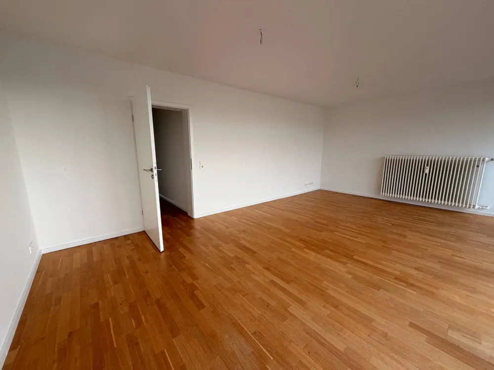 Modern gestaltete 3-Zi.-Whg. mit großem BALKON und EBK