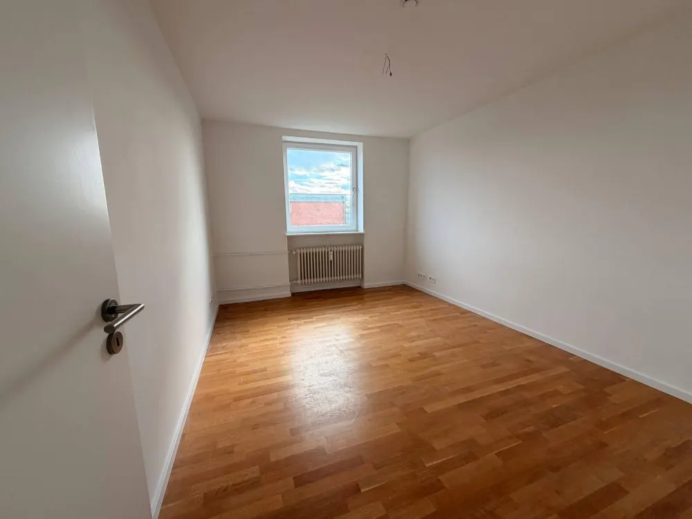 Modern gestaltete 3-Zi.-Whg. mit großem BALKON und EBK