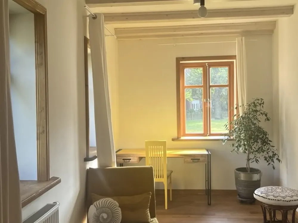 شقة من 3 غرف في منزل ذو هيكل خشبي مع بناء إطار خشبي وحديقة 102 متر مربع