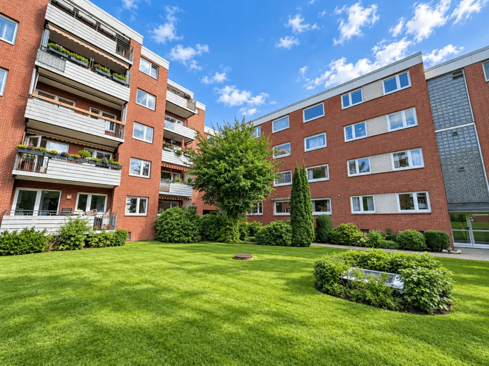 01.11. : Großzügige 3-Zimmer-Wohnung mit Balkon und Tiefgaragenstellplatz in Hamburg-Poppenbüttel