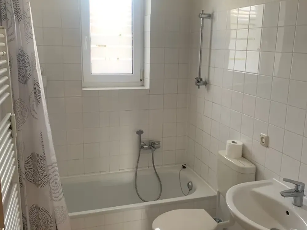 Spacious 4-Room Apartment Seeks New Tenants