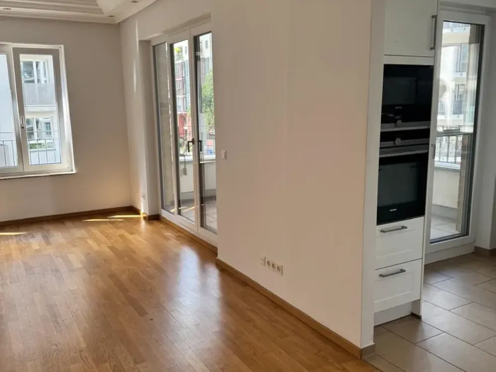 Familienfreundliche 4-Zimmer-Wohnung mit Balkon und Stellplatz in Berlin