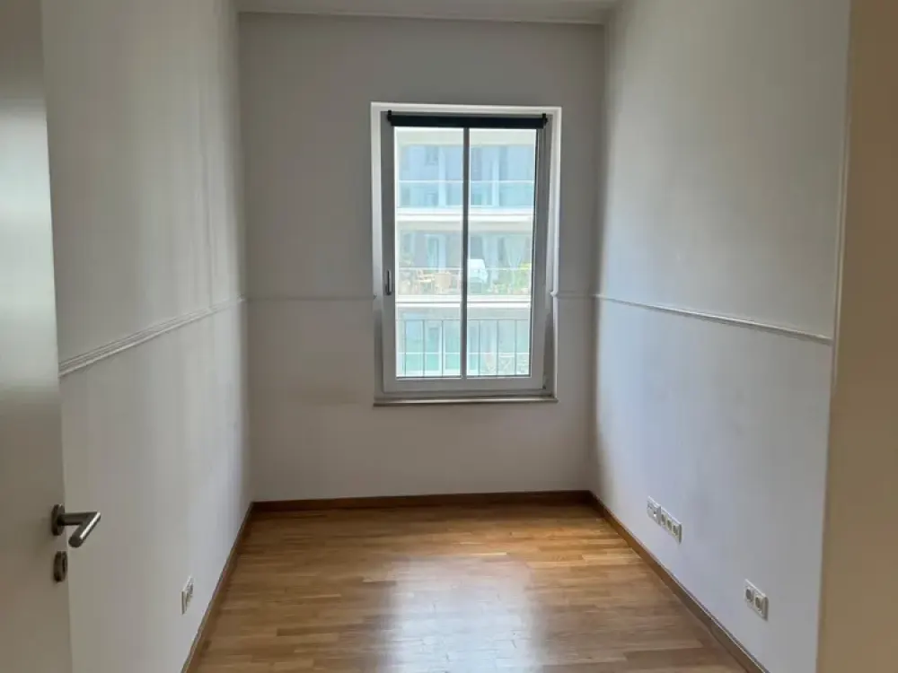 Familienfreundliche 4-Zimmer-Wohnung mit Balkon und Stellplatz in Berlin