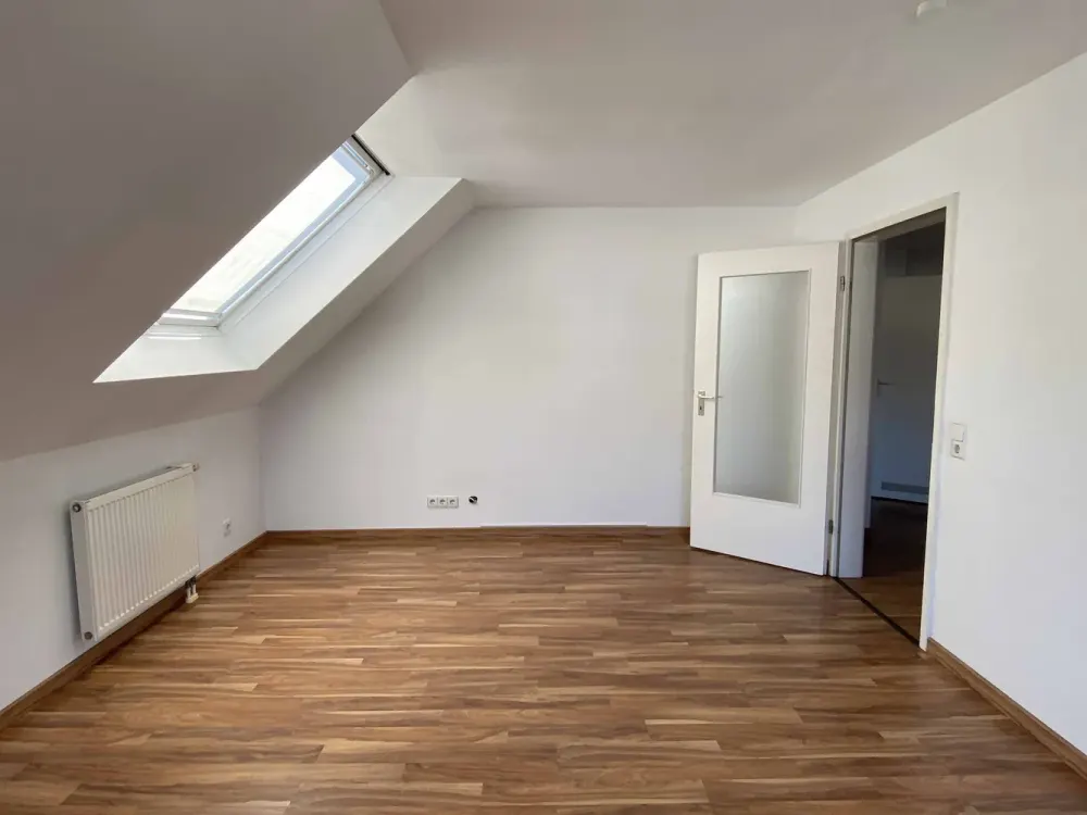 3-Zimmer Dachgeschosswohnung (2.OG) in Stuttgart-Sonnenberg, nur 5 Minuten zur Stadtbahn!