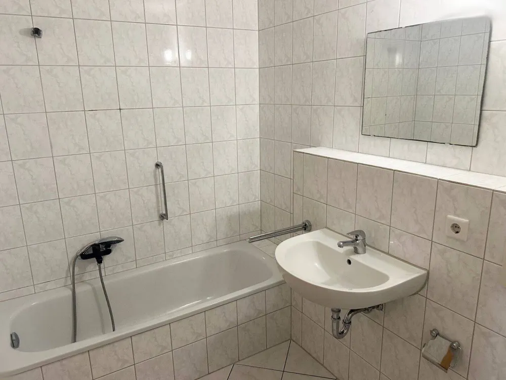 Einziehen & Wohlfühlen! 2-Zimmer-Wohnung, guter Schnitt + Parkett + Bad mit Wanne + Balkon