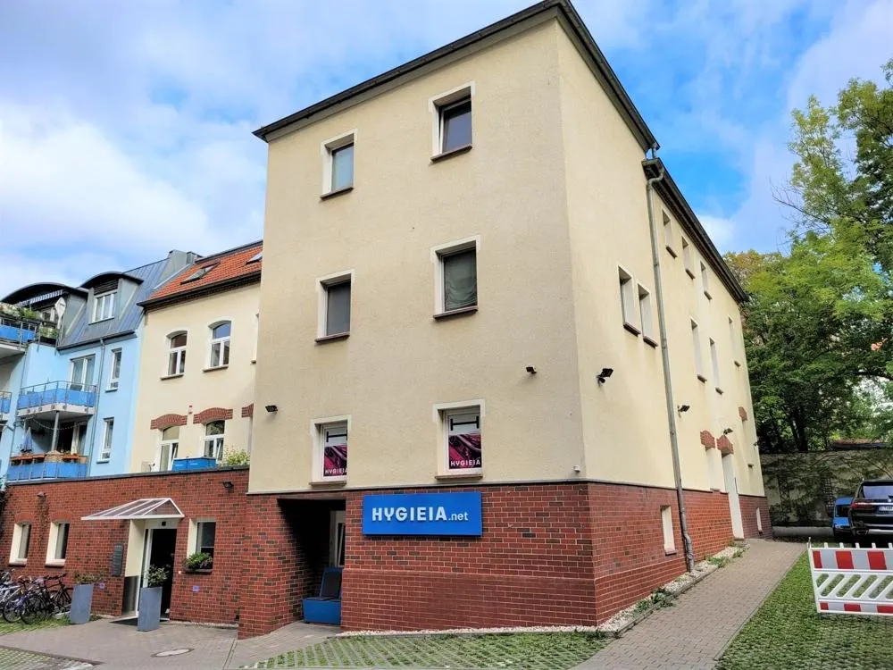 // Wohnen im Hinterhaus - Einbauküche - Bad mit Wanne u. Dusche //