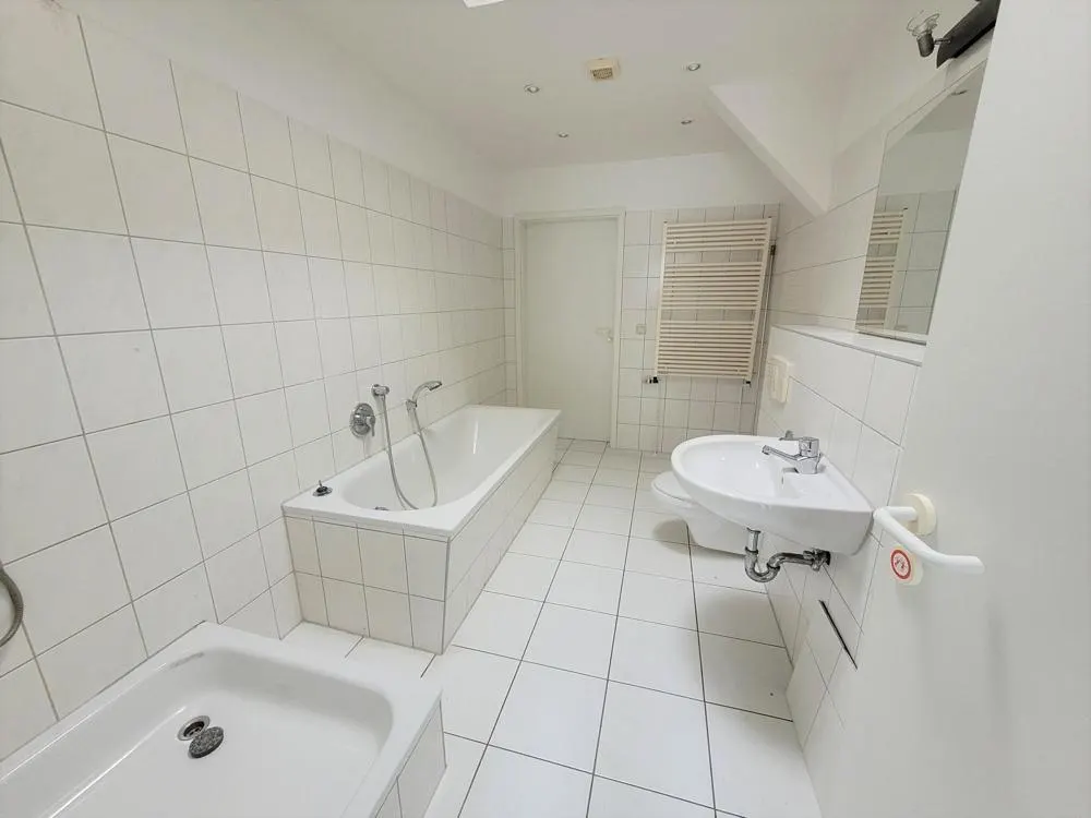 // Wohnen im Hinterhaus - Einbauküche - Bad mit Wanne u. Dusche //