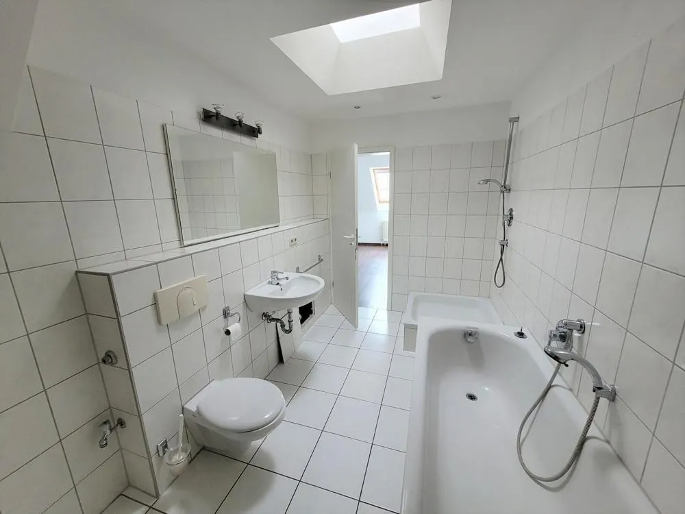 // Wohnen im Hinterhaus - Einbauküche - Bad mit Wanne u. Dusche //