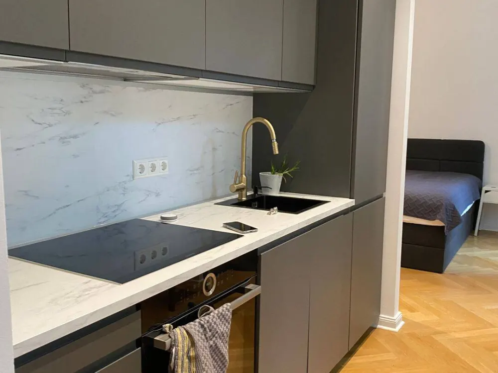 Helle, sanierte 2-Zimmer Altbauwohnung zur Zwischenmiete in Friedenau