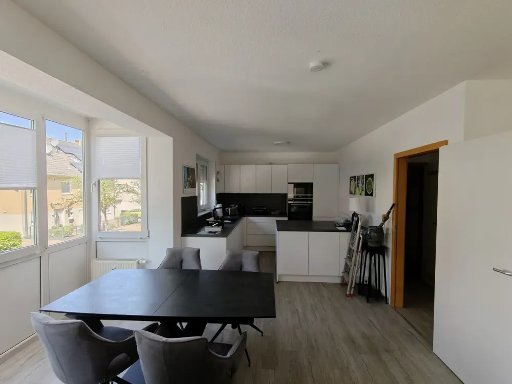 Helle möblierte 3-Zimmer-Wohnung mit Balkon und Einbauküche