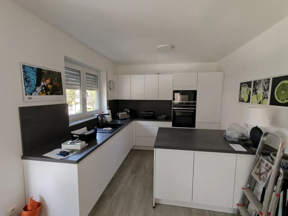Helle möblierte 3-Zimmer-Wohnung mit Balkon und Einbauküche