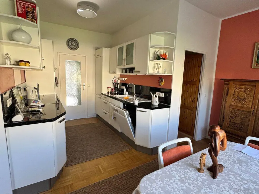 Sonnige, möblierte 3-Zimmer-Wohnung mit großem Südbalkon in Berlin-Zehlendorf