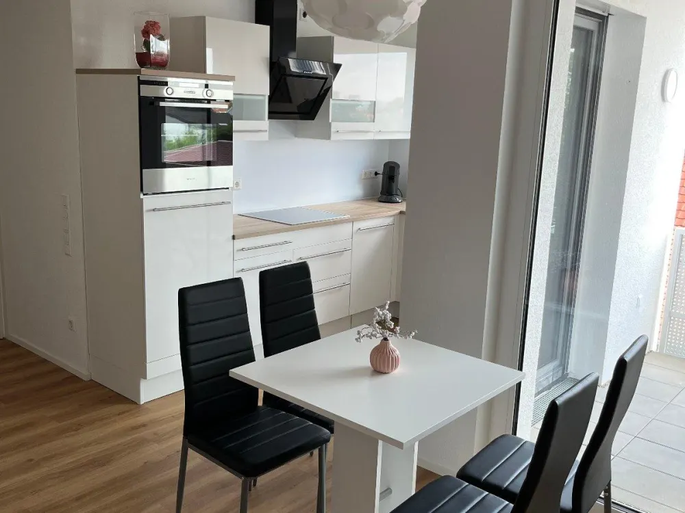 Möblierte 2,5 -Zimmer-Wohnung mit Balkon und Einbauküche