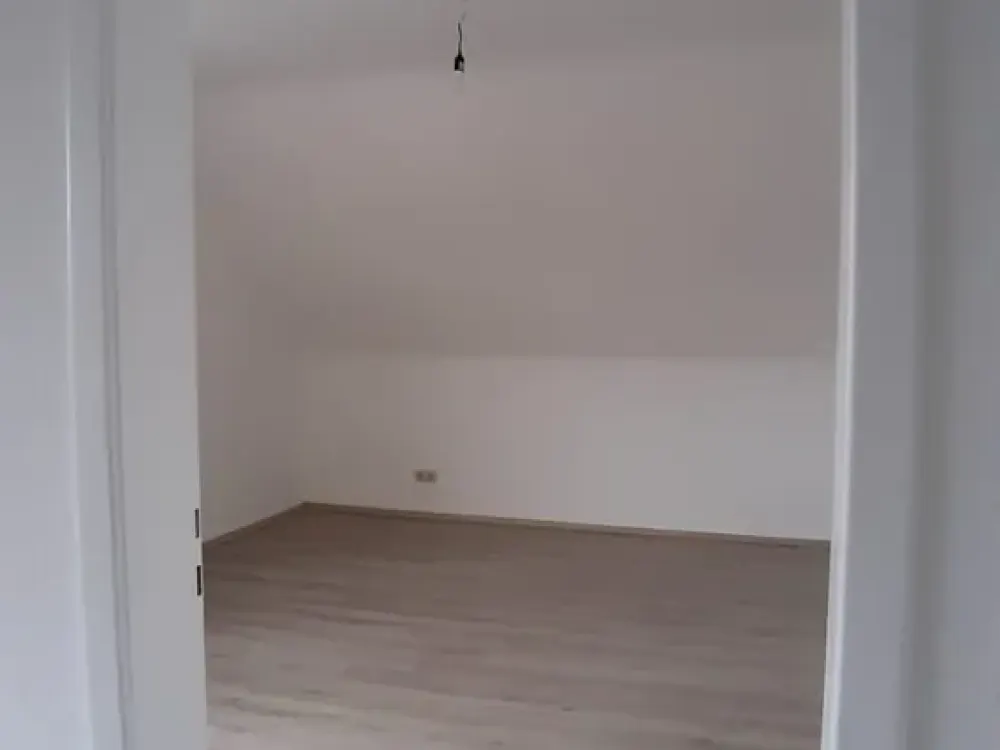 Attraktive 3-Zimmer-DG-Wohnung mit guter Innenausstattung in Duisburg-Buchholz