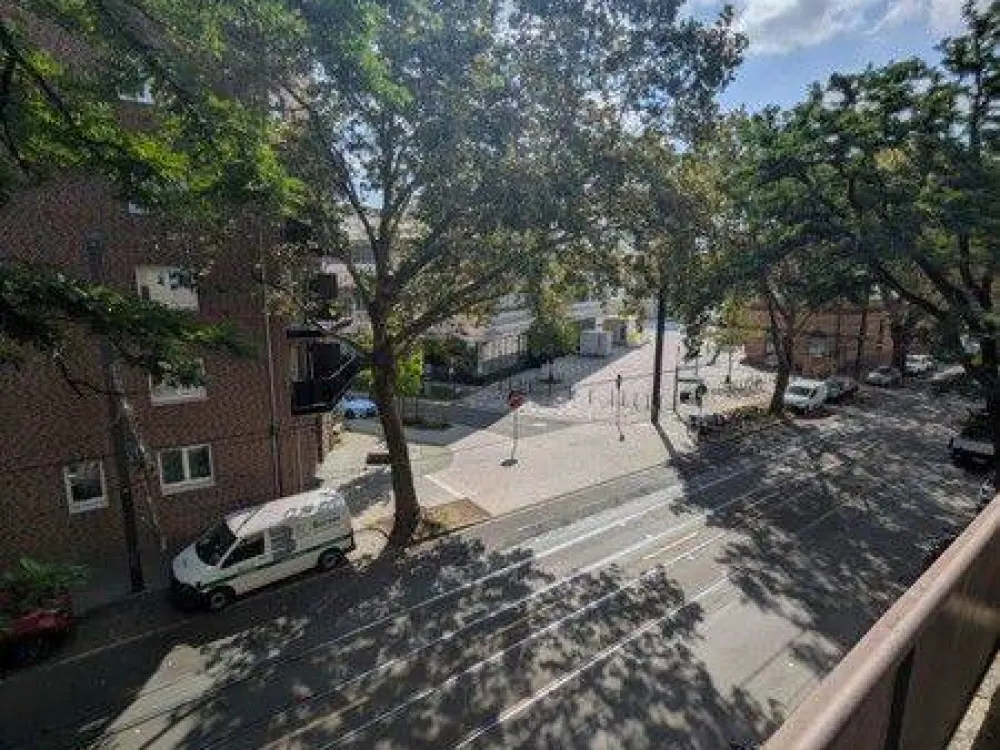 Hier wird saniert: 1-Zimmer-Wohnung mit getrennter Küche und Balkon