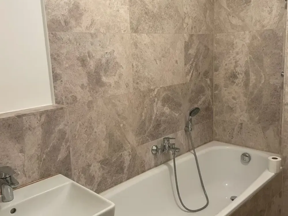 Spacious, Exclusive 7-Room Ground Floor Apartment with High-Quality Interior and Fitted Kitchen in Düsseldorf