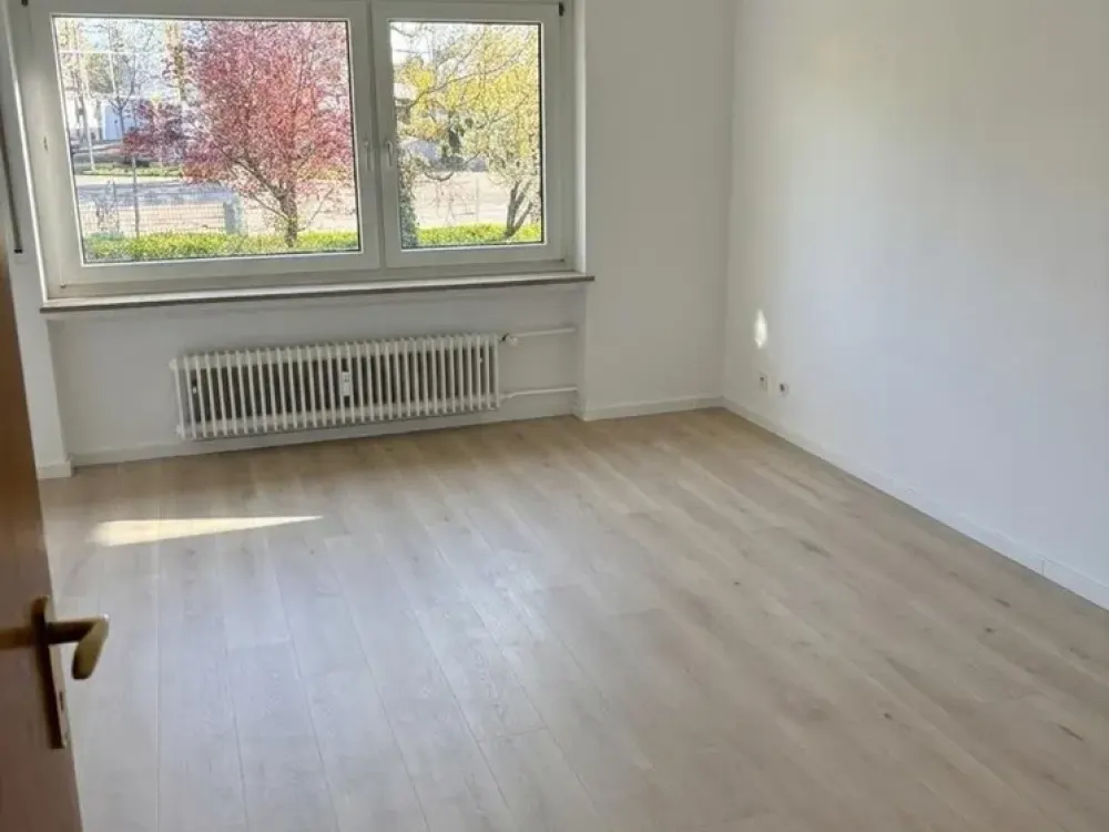 Helle und großzügige 3 Zimmer Wohnung in LB-West