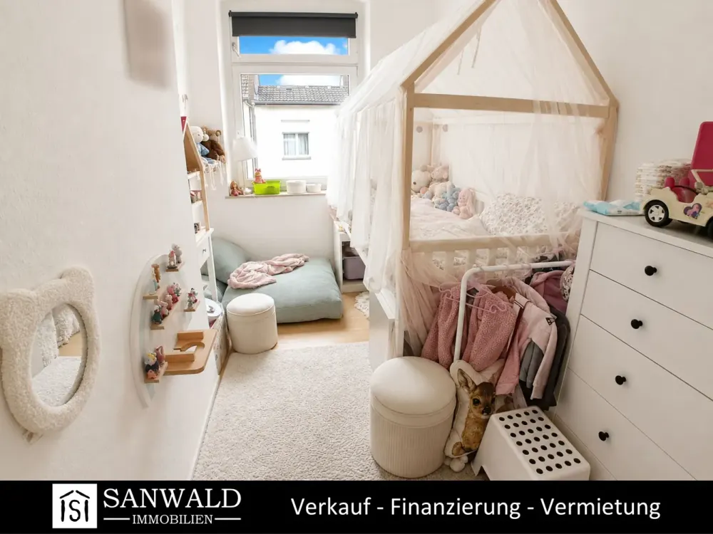شقة 4.5 غرف مع شرفة في منطقة سكنية مفضلة
