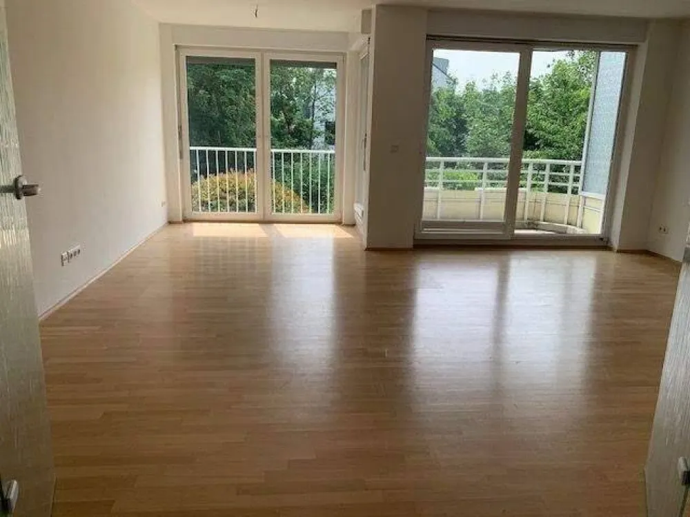 Gepflegte 2-Zimmer Komfort Wohnung mit Balkon & TG-Stellplatz in Lörick!