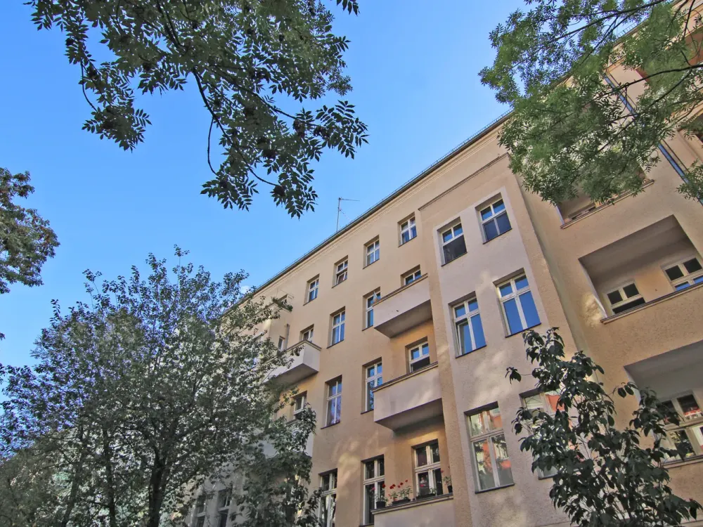 Klassische Altbauwohnung mit 2 Balkonen in der Rodenbergstraße/Renovierungsbedarf
