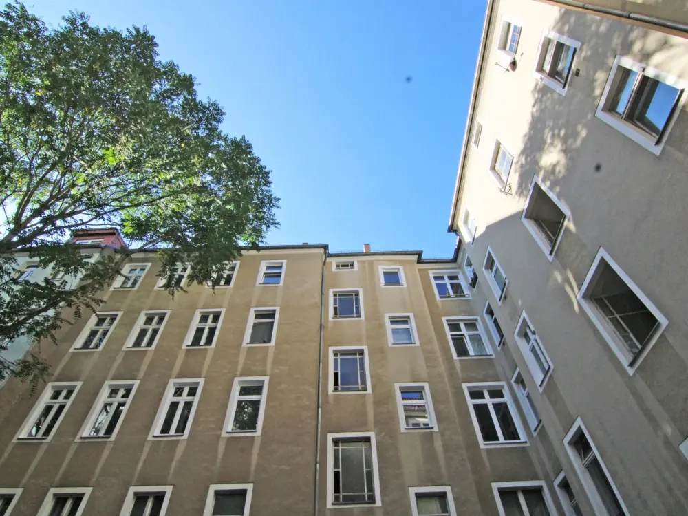 Klassische Altbauwohnung mit 2 Balkonen in der Rodenbergstraße/Renovierungsbedarf