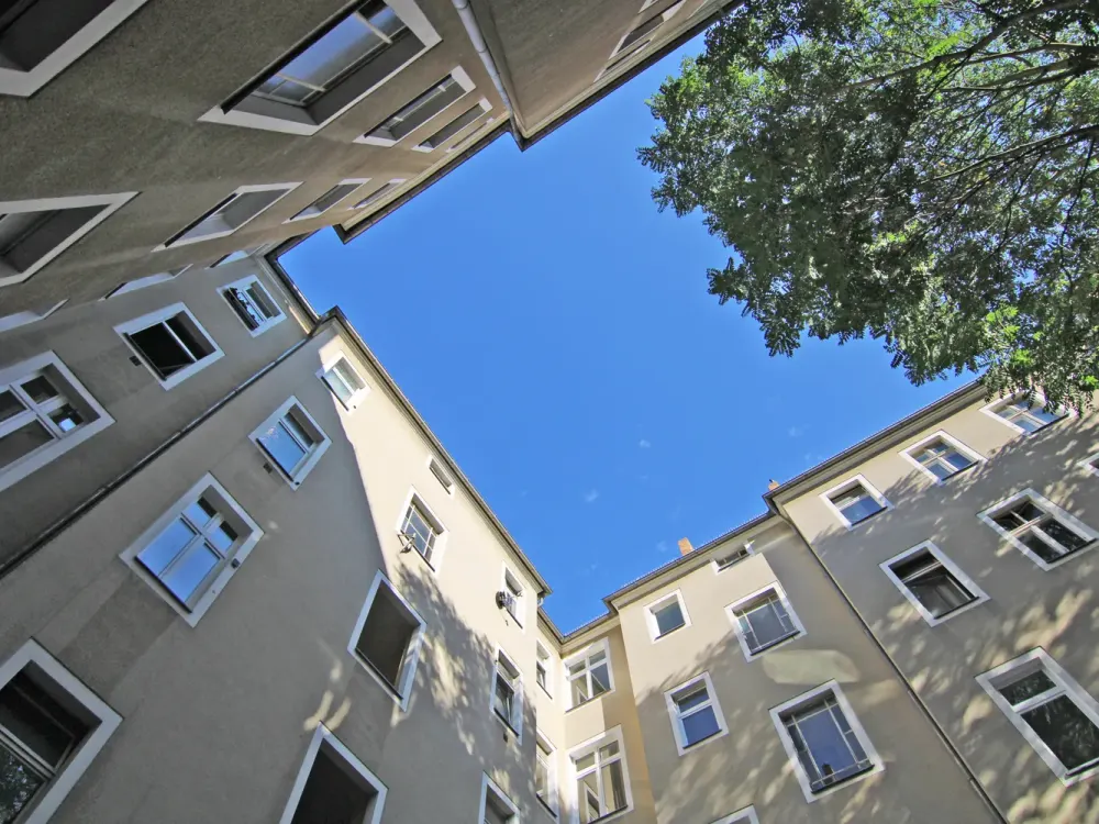 Klassische Altbauwohnung mit 2 Balkonen in der Rodenbergstraße/Renovierungsbedarf