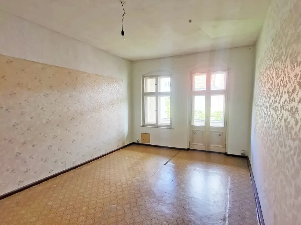 Klassische Altbauwohnung mit 2 Balkonen in der Rodenbergstraße/Renovierungsbedarf
