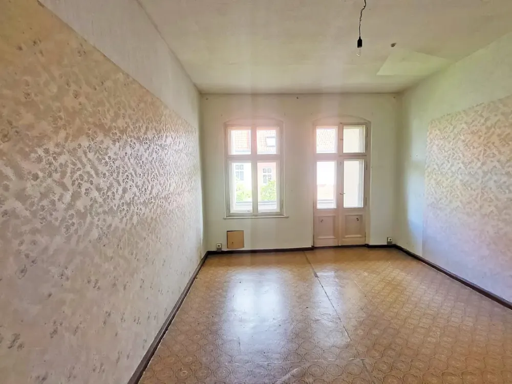 Klassische Altbauwohnung mit 2 Balkonen in der Rodenbergstraße/Renovierungsbedarf
