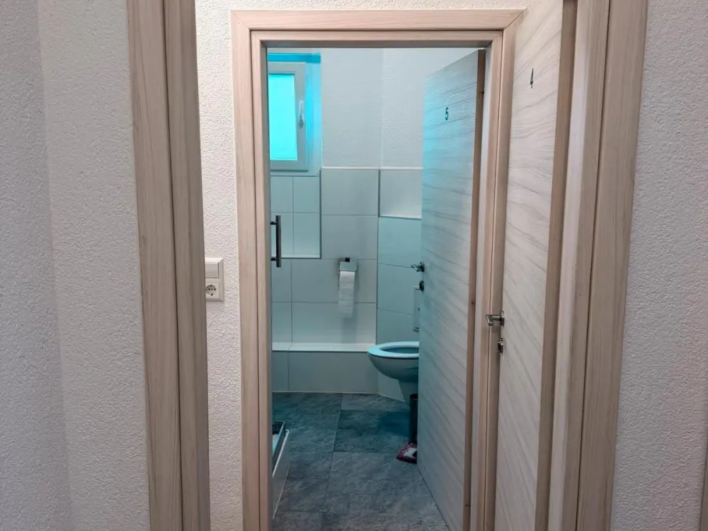 1 Zimmer Apartment mit eigenem Bad und Gemeinschaftsküche