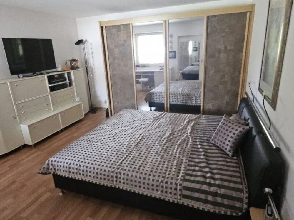 Gemütliche Wohnung! Wohnzimmer, Küche, Schlafzimmer, Diele, Bad, Balkon - Ruhige Lage - Nähe Rhein in D-Volmerswerth.