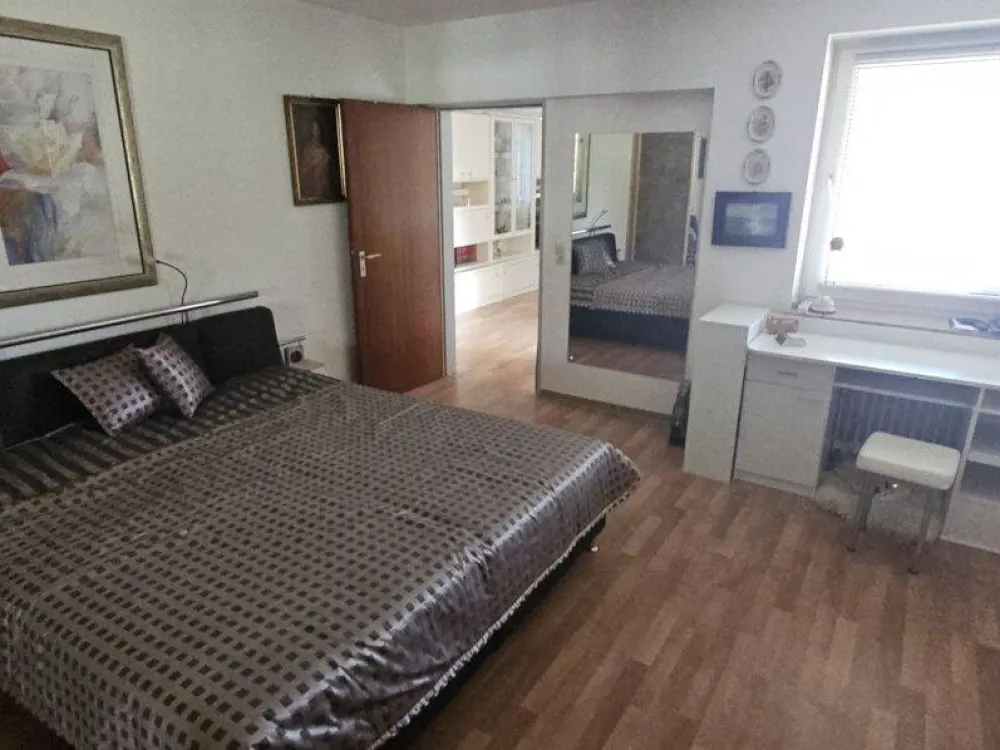 Gemütliche Wohnung! Wohnzimmer, Küche, Schlafzimmer, Diele, Bad, Balkon - Ruhige Lage - Nähe Rhein in D-Volmerswerth.