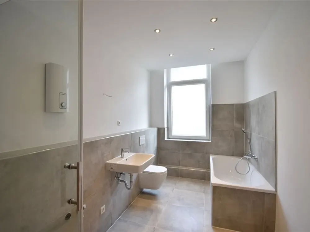 ERSTBEZUG! Großzügige 2-Zimmer-Altbau-Whg mit moderner Ausstattung