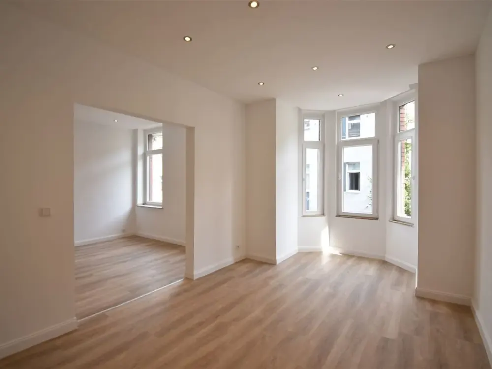 ERSTBEZUG! Großzügige 2-Zimmer-Altbau-Whg mit moderner Ausstattung