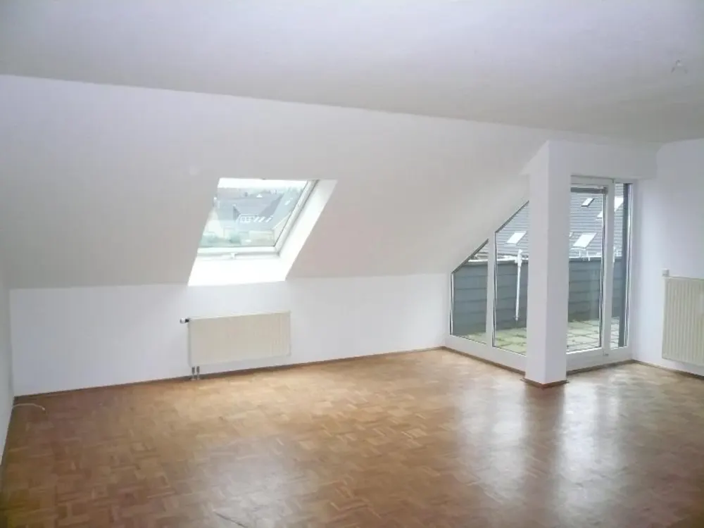 Neu renovierte 2,5 Raum-Dachgeschoss-Wohnung mit SW-Loggia