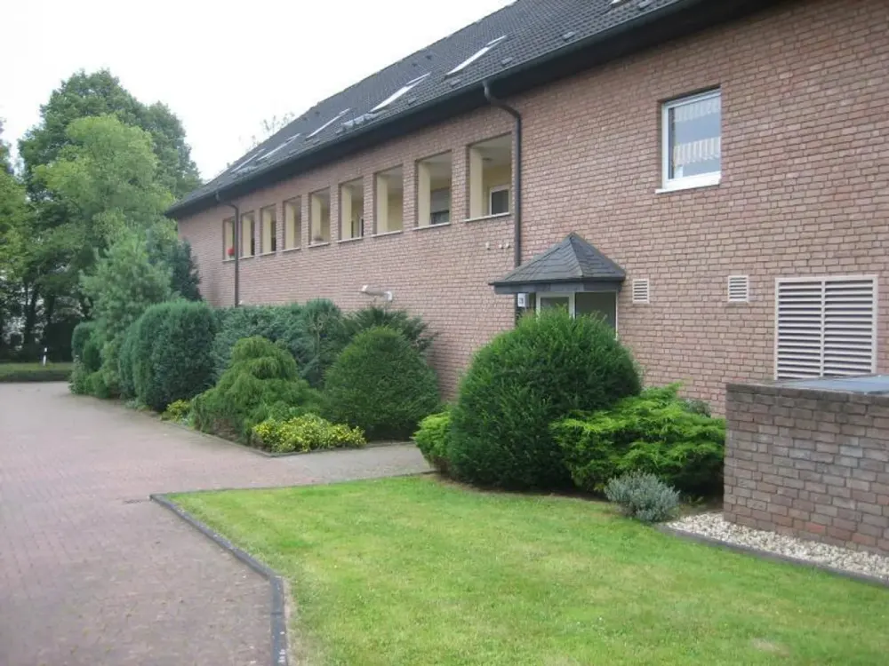 Neu renovierte 2,5 Raum-Dachgeschoss-Wohnung mit SW-Loggia