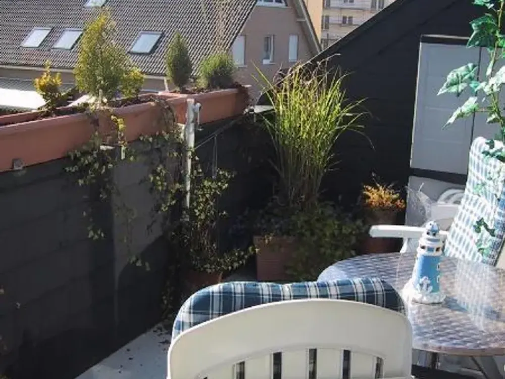 Neu renovierte 2,5 Raum-Dachgeschoss-Wohnung mit SW-Loggia