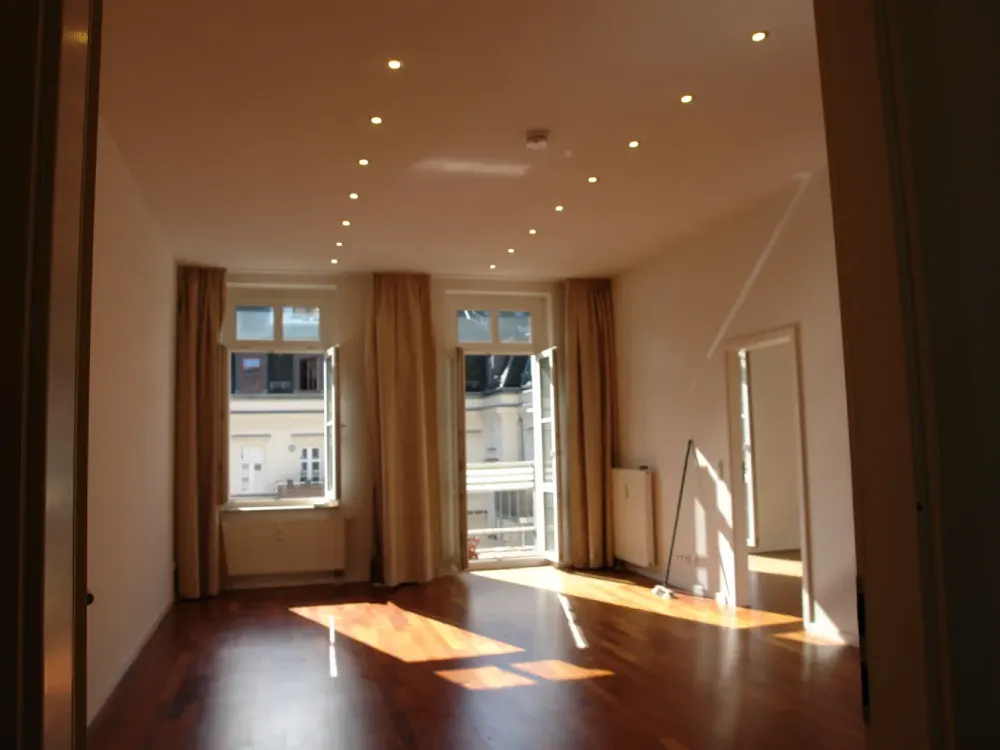 Lichtdurchflutete 3-Zimmer-Wohnung mit Südbalkon & hohen Decken