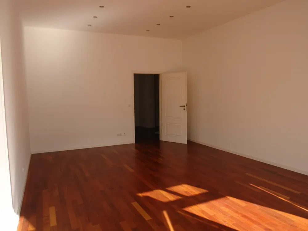 Lichtdurchflutete 3-Zimmer-Wohnung mit Südbalkon & hohen Decken