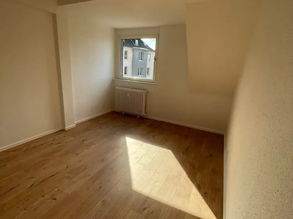 Vollständig renovierte Wohnung mit einem Wohn-Schlafzimmer, KDB und Balkon in Düsseldorf-Bilk