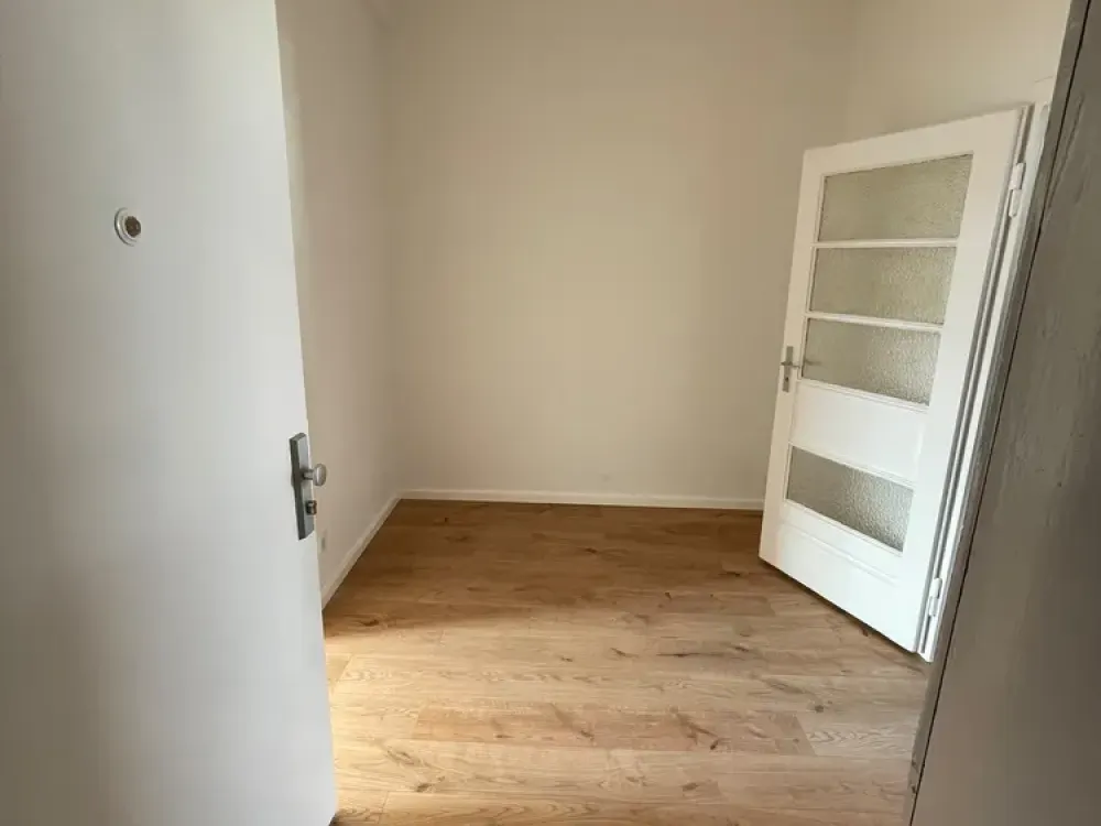 Vollständig renovierte Wohnung mit einem Wohn-Schlafzimmer, KDB und Balkon in Düsseldorf-Bilk