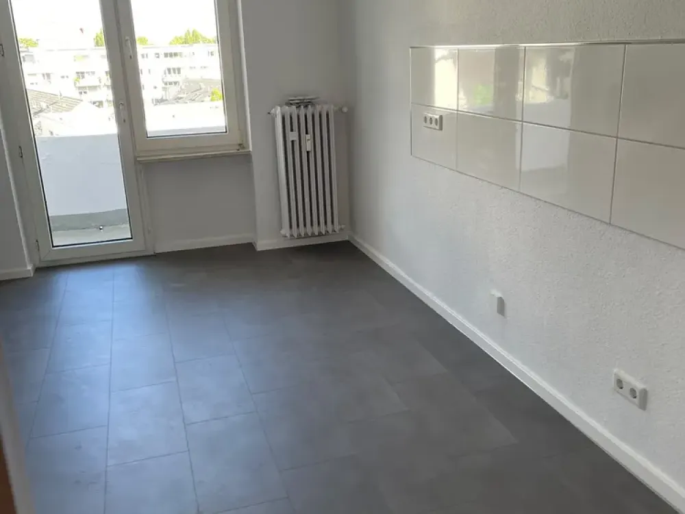 Vollständig renovierte Wohnung mit einem Wohn-Schlafzimmer, KDB und Balkon in Düsseldorf-Bilk