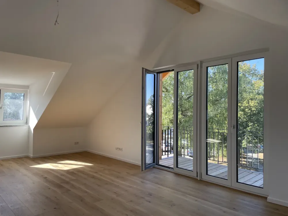 Erstbezug: Dachgeschosswohnung mit drei Zimmern in Vaterstetten